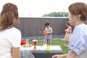 【屋上庭園の楽しみ方】ママのための屋上カフェ♪子供を遊ばせながら、ゆっくりおしゃべりが楽しめます。(屋上)